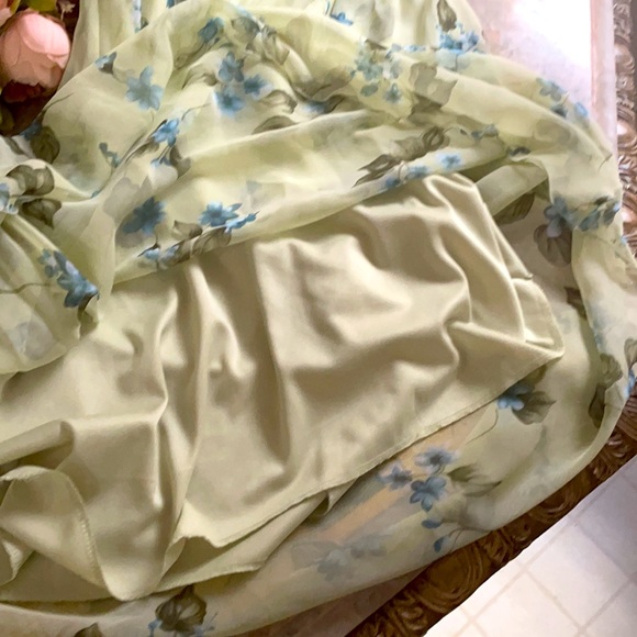 Beautiful dress, Fit & Flowy, worn once excellent condition. - Picture 7 of 7